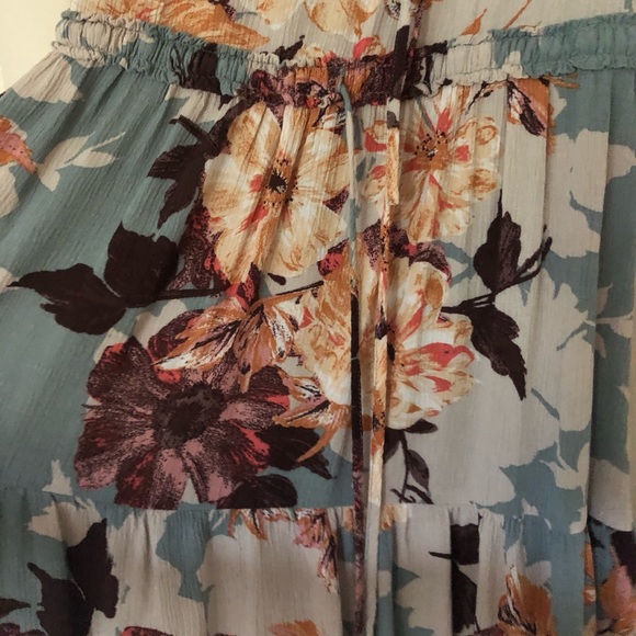 Super Cute & Flowy Summer Dress - Picture 6 of 7